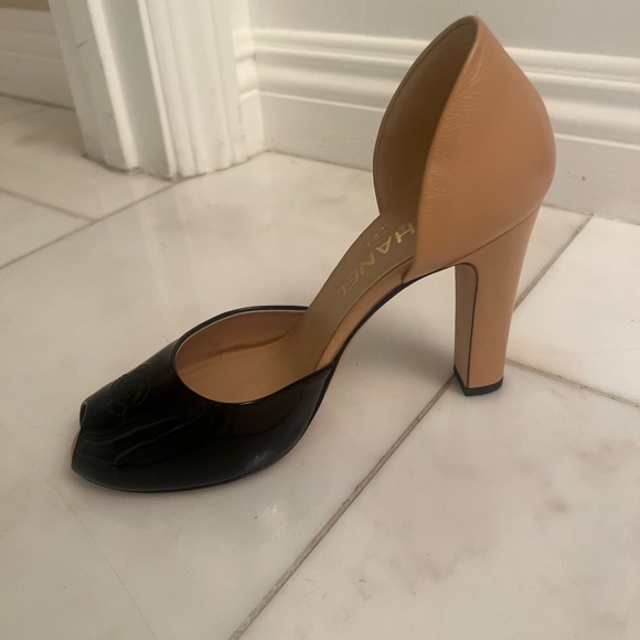 Chanel Women's Black and Tan Courts size 7 - Picture 3 of 5